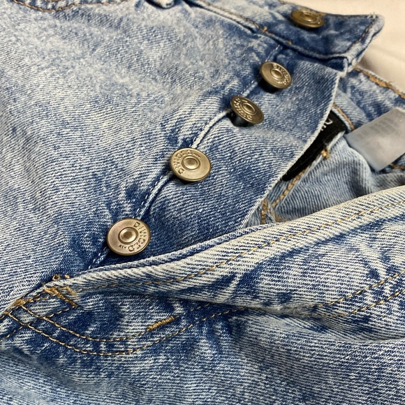 Mom High Ankle Jeans in Light Denim Blue in Size 8 - Picture 3 of 6